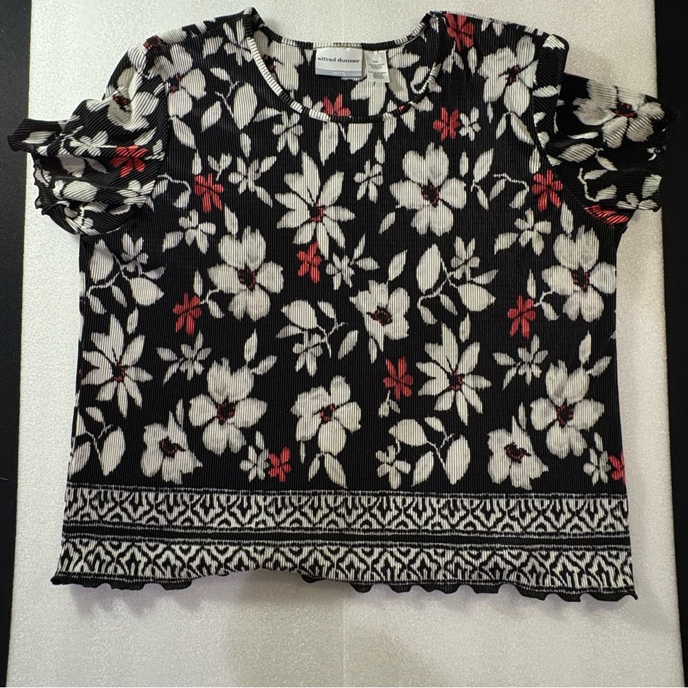 Alfred Dunner Black and White Ruffled Blouse.  Great condition.  Size PXL